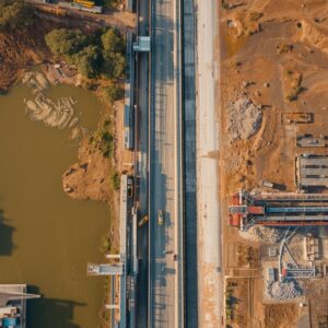 「ファナンテチョ運河建設の停滞と地方インフラ投資から読む2026年の投資戦略」という記事の画像。運河の建設途中の風景を映している。